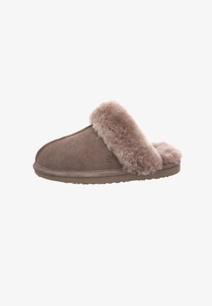 Braune Wildlederschlappe mit einem flauschigen beigen Fellkragen, abgerundeter Zehenform und strukturiertem Gummisohle für guten Halt. Schlichtes Design ohne Verzierungen.