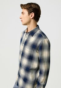 Wrangler PKT - Camisa - dusty blue