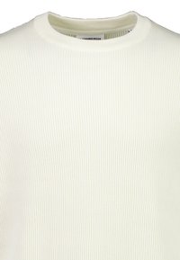 Rippiger, leichter Pullover in einem sanften Off-White. Rundhalsausschnitt mit einem strukturierten Muster im gesamten Stoff.