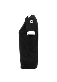 Schwarzes Polo-Shirt mit weißem Kragen und Ärmelbündchen. Verfügt über ein Logo auf der linken Schulter und besteht aus atmungsaktiver, glatter Stoffqualität.