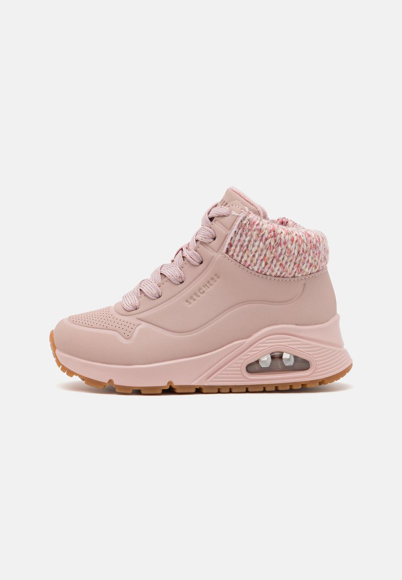 Zapatilla alta rosa con un collar de punto texturizado. Cuenta con una suela acolchada y una unidad de aire visible, además de cordones rosas y una suela de goma.