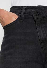Calvin Klein Jeans MOM JEAN - Calças de ganga de corte relaxado - denim black