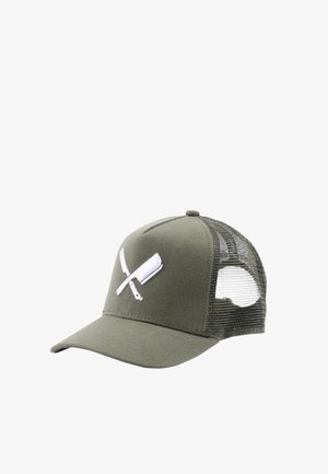 Oliwkowa czapka trucker z siateczkowym tyłem i białym wyszywanym skrzyżowanym tasakiem oraz nożem na przednim panelu.