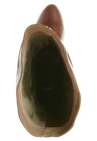 Brauner Leder-Stiefelette mit spitzer Schuhspitze, weichem Innenfutter und dezenten Nähten. Innen ist das Markenlogo zu sehen.