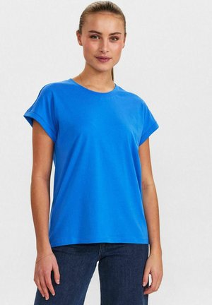 Blå bomulds t-shirt med korte oprullede ærmer, en rund halsudskæring og en afslappet pasform, parret med mørke denimbukser.