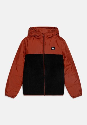 Kapuzenshirt mit einem orangefarbenen oberen Abschnitt und einem schwarzen Fleeceunterteil. Verfügt über einen Reißverschluss und ein Logo-Patch auf der Brust. Glatt und strukturiert.