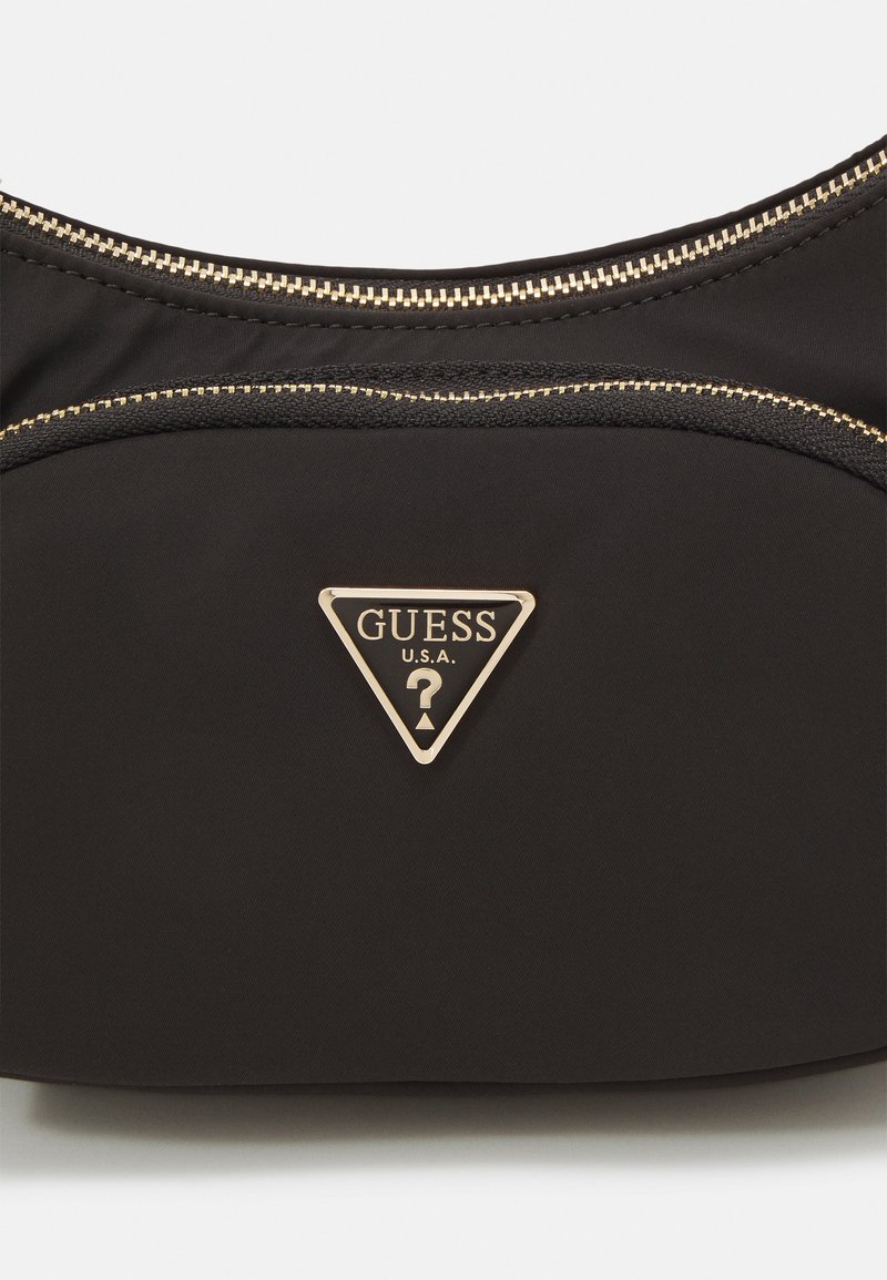 Zwarte nylon handtas met een goudkleurig driehoekig logo, dubbele ritsen en een gladde textuur met subtiele stikdetails.