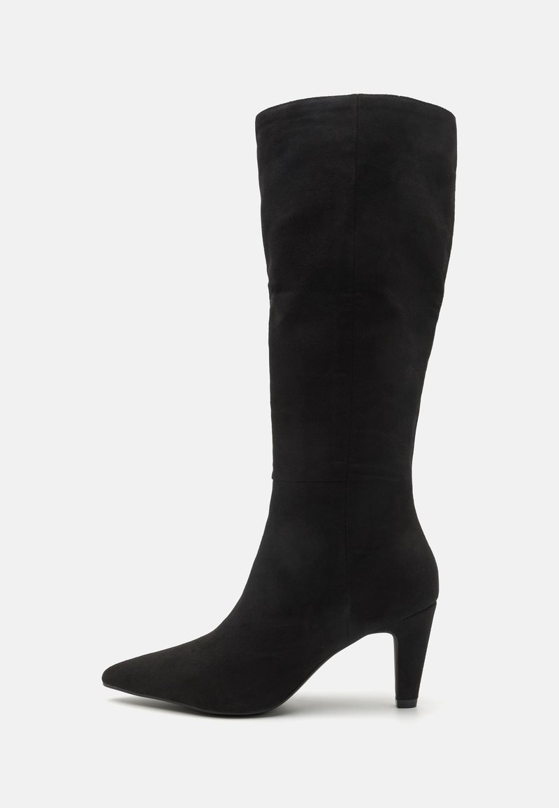 Botte noire en daim montant jusqu'au genou avec un bout pointu et un talon fin de hauteur moyenne, vue de côté sur fond blanc.
