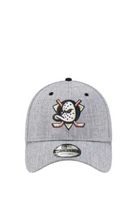 Grau verstellbare Baseballmütze mit einem gesticktenLogo eines Entenmotivs mit Hockeyschlägern, vor einem dreieckigen Hintergrund.