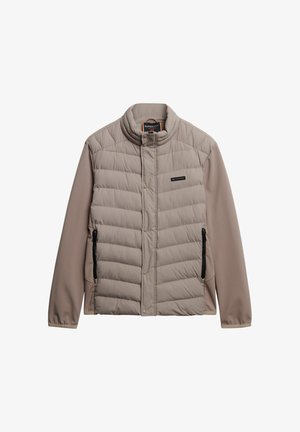 Doudoune beige clair avec un devant matelassé, des manches marron contrastantes, deux poches latérales zippées et un col montant.