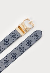 Belt made of woven fabric in navy with a patterned design. Features a gold-tone metal buckle shaped like a "G" and a smooth texture.