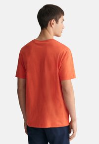 GANT REG ARCHIVE SHIELD - Camiseta estampada - burnt orange