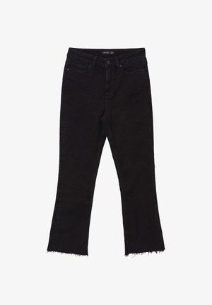 Jean en denim noir avec un design de jambe évasée et raccourcie, doté d'un ourlet effiloché et d'un style à cinq poches standard. Texture douce et fermeture classique à bouton.