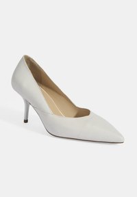 Weiße LederHigh-Heels mit spitz zulaufender Zehenpartie, tief ausgeschnittenen Seiten und dünnem Stiletto-Absatz. Glatte Textur mit dezentem Glanz.