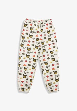 Pantalones de chándal blancos con cintura y puños elásticos, cubiertos de caras de osos de dibujos animados de varios colores, llamas, corazones, coronas, banderas y patrones de texto.