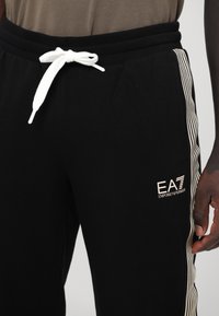 EA7 Emporio Armani PANTALONI - Treniņtērpa apakšdaļas - black