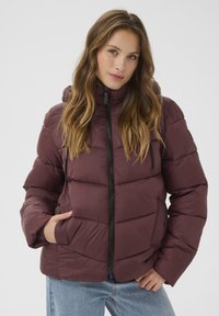 Bordeaux pufferjakke med høj krave, lynlås lukning og sidelommer, med et quiltet design og en let blank finish.