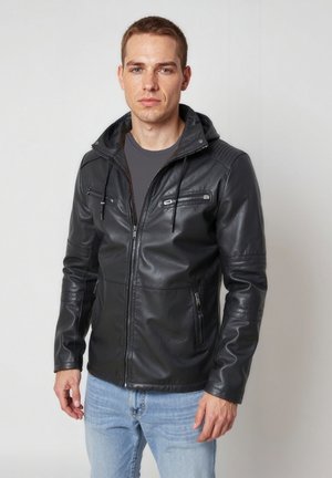 Zwarte leren jack met een capuchon, rits aan de voorkant en meerdere zakken. Bevat geribbelde details op de schouders en mouwen.