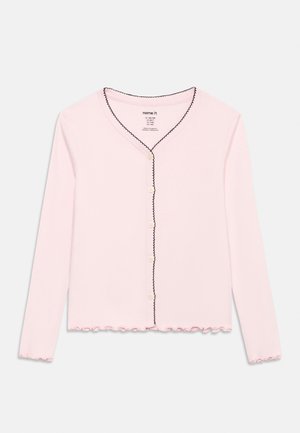 Lyserosa cardigan med lange ermer, svart bølget kant, rund hals, fem knapper foran og bølget kant på ermene og nederst.