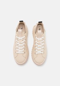 Beige Leinensneaker mit weißen Schnürsenkeln, strukturiertem Obermaterial und Gummisohle. Verfügt über eine Schlaufe am Fersenbereich und ein Größenetikett innen.
