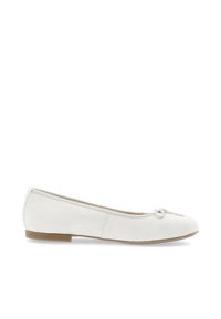 Ballerina in suede bianco con punta arrotondata, bordo elastico e dettaglio a fiocco sulla parte anteriore. Presenta una semplice suola in gomma a profilo basso.