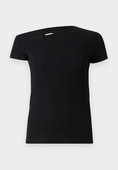 Tricou negru cu dungi, cu mâneci scurte și un design asimetric pe umăr. Materialul este neted, cu un ușor luciu.