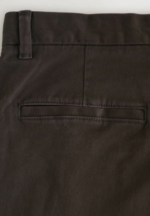 Pantaloni din țesătură de un brun închis, cu o textură netedă, având un buzunar posterior plat și detalii cusute subtile de-a lungul cusăturilor.