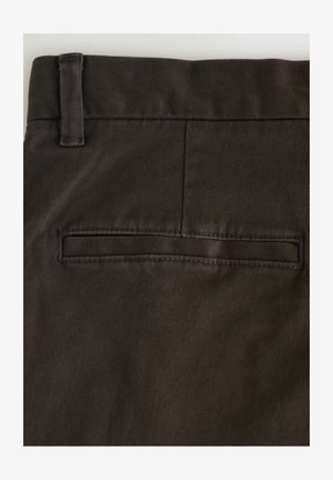 Pantaloni din țesătură de un brun închis, cu o textură netedă, având un buzunar posterior plat și detalii cusute subtile de-a lungul cusăturilor.