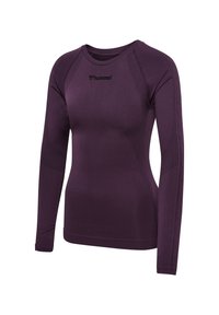 Långärmad atletisk topp i djup lila, tillverkad av ett mjukt och stretchigt tyg. Har detaljer med sidopaneler och rundad halsringning. Varumärkeslogotyp inkluderad.