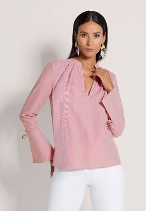 Rood-wit gestreepte blouse met een V-hals, lange mouwen en strikaccenten. Gemaakt van lichtgewicht stof, met een ontspannen pasvorm en subtiele textuur.