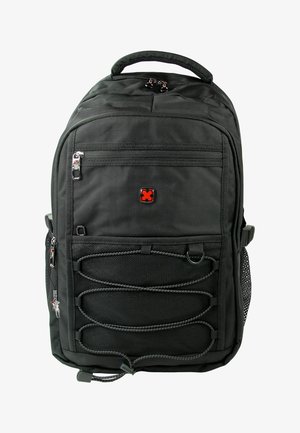 Sac à dos noir avec une surface texturée, des compartiments zippés, des cordes élastiques à l'avant et un logo rouge centré sur le panneau avant.