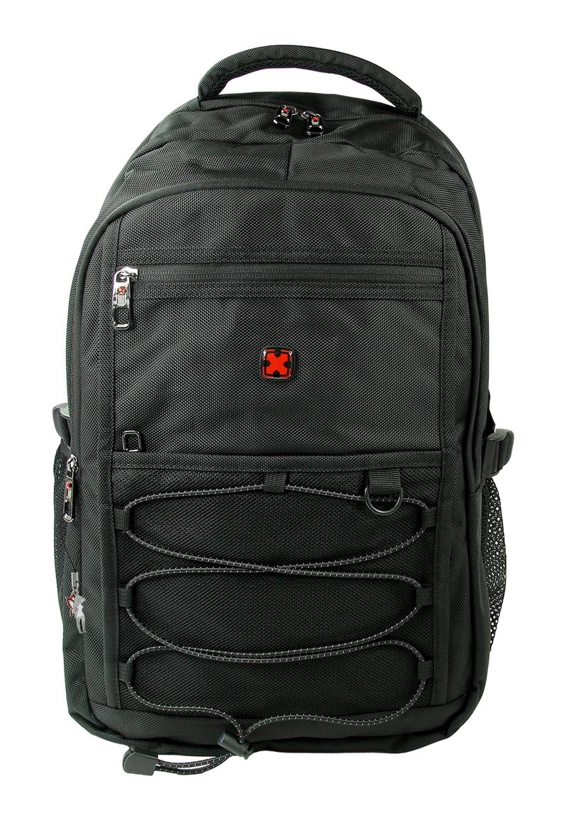 Zwarte rugzak met een gestructureerd oppervlak, ritscompartimenten, elastische snoeren aan de voorkant en een rood logo centraal op het voorpaneel.