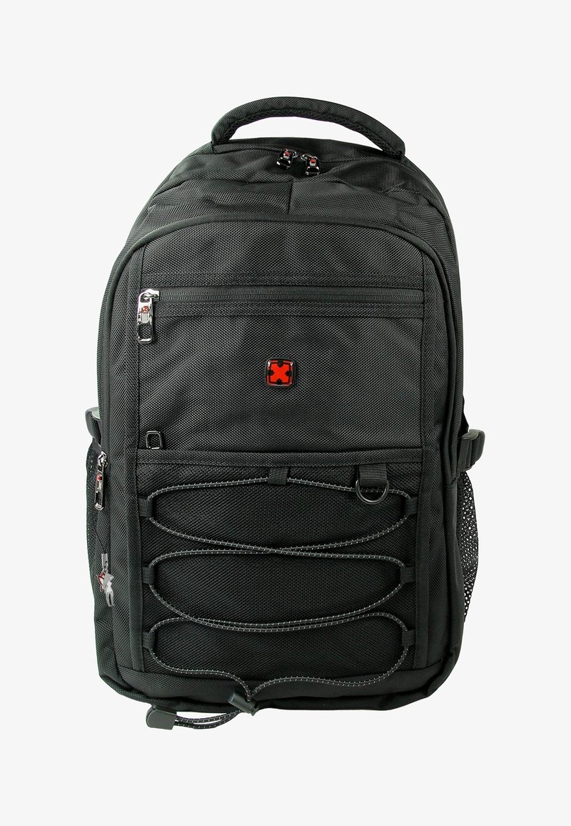 Zwarte rugzak met een gestructureerd oppervlak, ritscompartimenten, elastische snoeren aan de voorkant en een rood logo centraal op het voorpaneel.