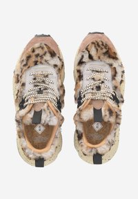 Plyšové tenisky s leopardím potiskem v béžové a hnědé barvě, s polstrovanou stélkou, texturovaným svrškem a tečkovanou podešví.