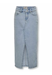 Jupe en denim bleu clair avec une fente avant, design �à cinq poches, passants de ceinture et fermeture à bouton à la taille. Texture lisse.