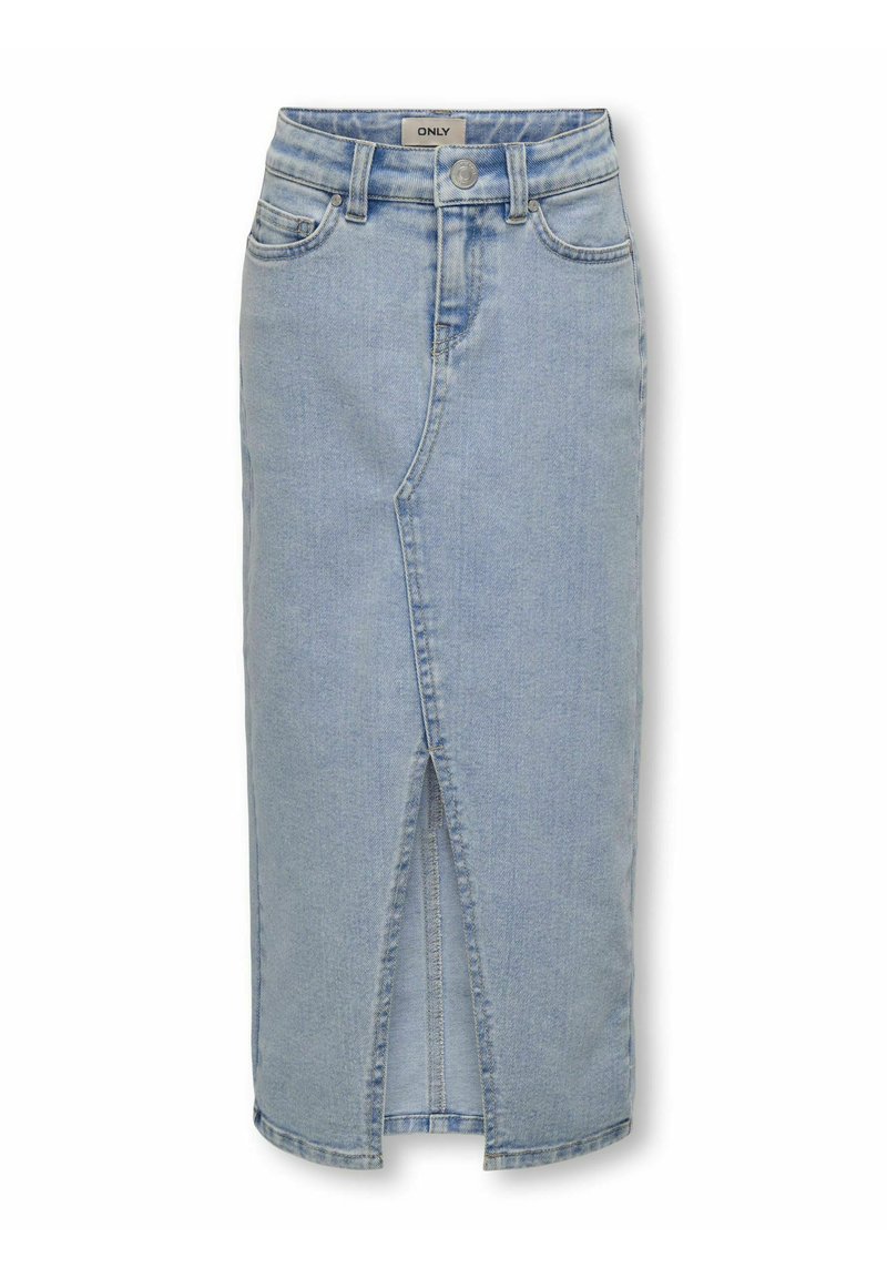 Jupe en denim bleu clair avec une fente avant, design à cinq poches, passants de ceinture et fermeture à bouton à la taille. Texture lisse.