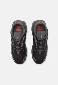 Μαύρα αθλητικά παπούτσια με υφή στην επιφάνεια, γκρίζες λεπτομέρειες και κορδόνια. Διαθέτουν επενδεδυμένο μπούστο και εσωτερική σόλα, καθώς και λογότυπο στη γλώσσα.