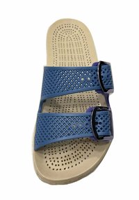 Sandal in gomma blu con due strap regolabili che presentano un motivo a diamante, posato su un sottopiede perforato beige. Fibbie nere per la chiusura.