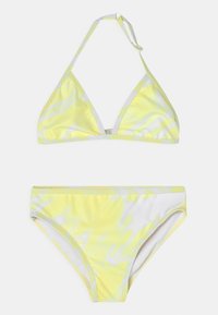 Conjunto de biquíni amarelo com um top triangular com detalhes brancos e alças ajustáveis, e parte de baixo combinando com um design simples.