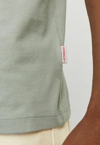 Jack & Jones GEDRUCKT RUNDHALS - Camiseta estampada - gray mist