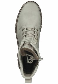 Bota de cuero gris claro con punta redondeada, diseño con cordones y costuras marrones. El interior cuenta con un forro suave y una tira en la parte trasera.