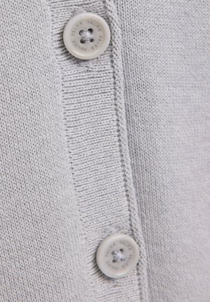 Lichtgrijze cardigan met een gestructureerd breipatroon, met twee witte knopen aan de voorkant. Soepele stof met een zachte uitstraling.