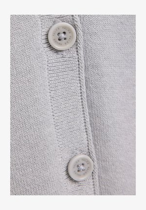 Lichtgrijze cardigan met een gestructureerd breipatroon, met twee witte knopen aan de voorkant. Soepele stof met een zachte uitstraling.