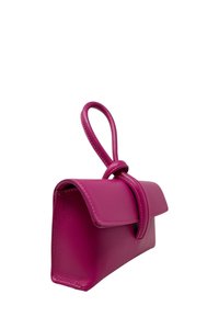 Růžová kožená kabelka se strukturovaným designem, vybavená jedním horním uchem a klopou. Hladký povrch s minimálním kováním.