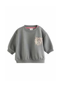 Grå baby sweatshirt med 3/4-ærmer, ribbede manchetter og kant, leopardmønstret lomme på brystet og trykknapper på skulderen.