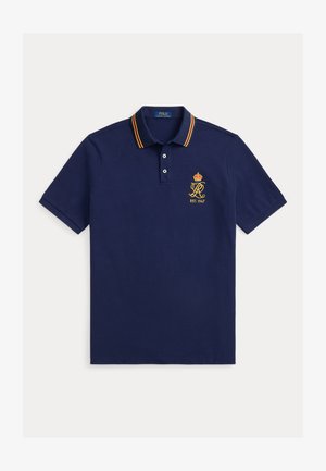 Granatowa koszulka polo z kołnierzykiem ozdobionym żółto-czerwonymi paskami, haftowanym logo z koroną oraz detalem "EST. 1967". Wykonana z miękkiej bawełny.