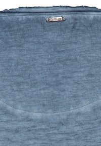 Top de tejido azul con acanaladuras, de cuello redondo y una pequeña etiqueta metálica "Key Largo". Textura suave con un sutil detalle de costura.