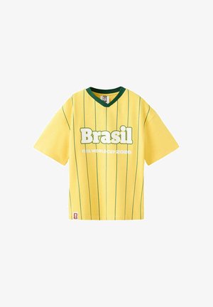 Maillot de football jaune à manches courtes avec des rayures verticales vertes, col vert, grand texte "Brasil" et "FIFA World Cup 2026" en dessous.