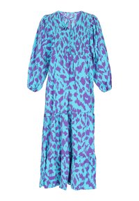 En lång, lager-på-lager klänning i ett blått och lila djurmönster, med en smockad byst och puffärmar i ett mjukt, lätt tyg.