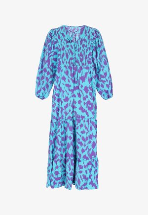 Ein langes, gestuftes Kleid in einem blauen und lila Tierdruckmuster, mit einem gerafften Oberteil und puffärmel mit einem weichen, leichten Stoff.